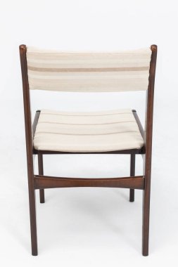 70 'li ve 80' li yılların ahşap koltukları yumuşak koltukları ve sırtı olan bir önceki yüzyıla ait. Polonya tasarımı ve üretimi. Arka görünüm