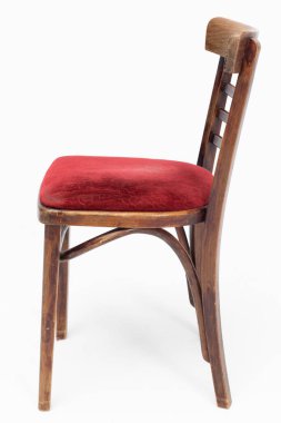 70 'li ve 80' li yıllardan kalma tahta sandalye, yumuşak kırmızı koltuklu. Polonya tasarımı ve üretimi. Yandan görüntüle