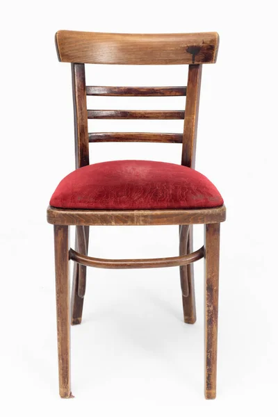 Dřevěné křeslo z přelomu 70. a 80. let minulého století s měkkým červeným sedadlem. Polský design a výroba. Pohled zepředu — Stock fotografie