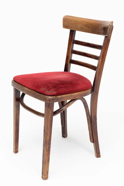 Chaise en bois du tournant des années 70 et 80 du siècle précédent avec assise rouge doux. Conception et production polonaises. Vue de face — Photo