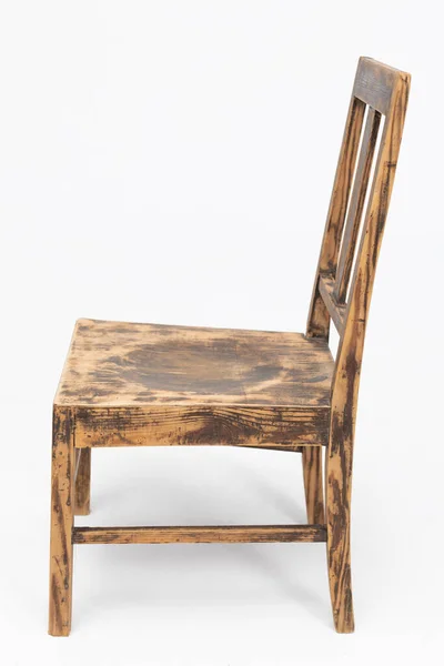Fából készült szék a 70-es és 80-as évek fordulójáról az előző századból rusztikus színekkel. Rövid lábak. Lengyel design és gyártás. Oldalról nézve — Stock Fotó