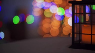 Çerçeveyi, el feneri gibi, arka planda bokeh efektli parlak ışıklara yakın tut..