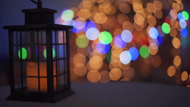Bewegende hand lantaarn op een achtergrond van wazig gloeiende lichten met bokeh effect. — Stockvideo