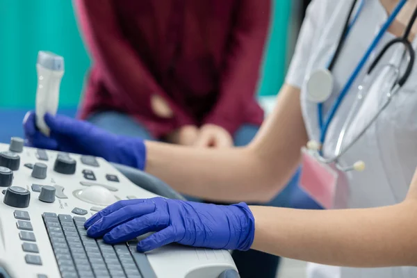 O médico lida com o ultra-som enquanto a paciente aguarda o exame de mama a ser realizado. — Fotografia de Stock