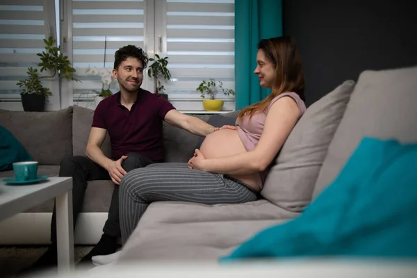 Una pareja casada esperando un bebé se sienta en su casa. La mujer embarazada. — Foto de Stock
