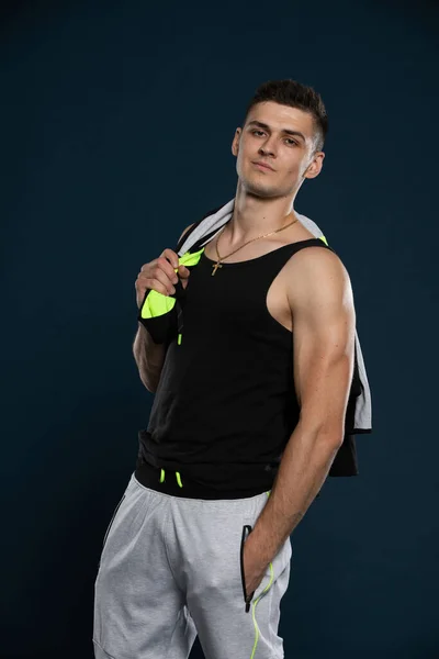 Ein Athlet zeigt seine Muskeln, indem er nach einem Wettkampf seine Armmuskeln anspannt. — Stockfoto