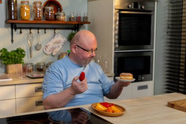 Modern bir mutfakta inanılmaz leziz yiyeceklerin tadını çıkaran bir adam hem yemek zevkini hem de yaratıcılığını sergiliyor.