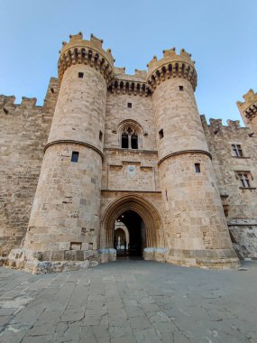 Kale girişinde görkemli taş duvarlar ve taretler var. Tarihi tasvirler için mükemmel.