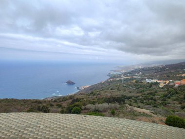 Nefes kesici ve çarpıcı okyanus manzaralarının tadını çıkarın. Güzel kıyı şeritleri, yemyeşil ve büyüleyici kıyı evleri ile eşleştirin.