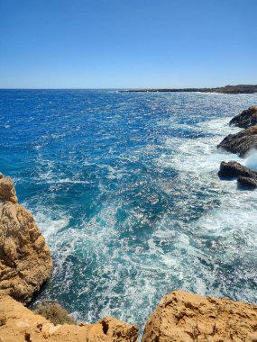 Bu çarpıcı okyanus manzarası dalgaların engebeli kıyılara çarpıp nefes kesici bir manzara yarattığını gösteriyor.