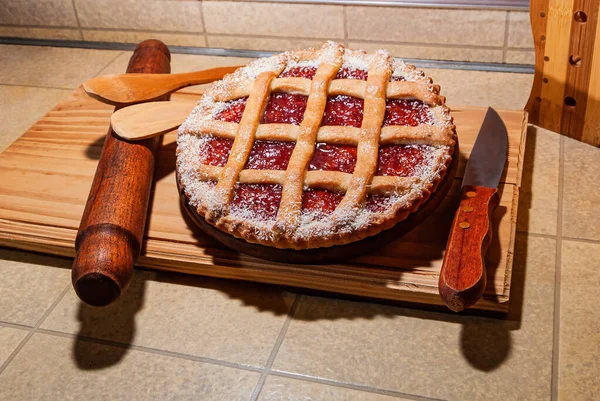 特写了一个温暖的自制帕斯塔 弗拉塔 里面塞满了鹌鹑和苹果果冻 阿根廷Pastafrola配方放在木制桌子上 — 图库照片
