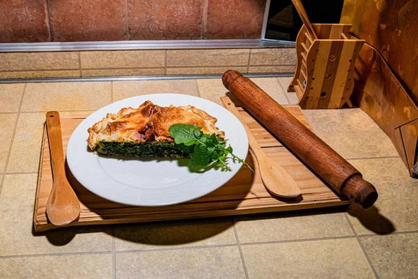 Lekker Zelfgemaakte Gezonde Groentetaart Met Spinazie Kaas Tomaten Courgettes Horizontaal — Stockfoto