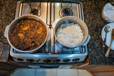 Feijoada (fasulye güveci) - Brezilya Geleneksel Yemeği (Kuru Biftek, Lahana, Portakal, Pirinç, Fasulye)