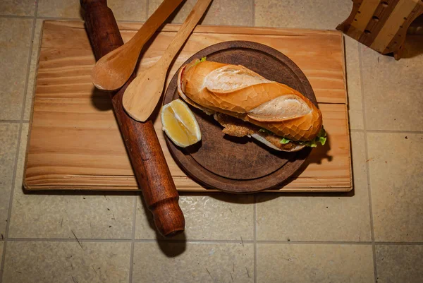 Sandwich Filete Argentino Milanesa Con Ensalada Tomate Queso Huevo Limón — Foto de Stock