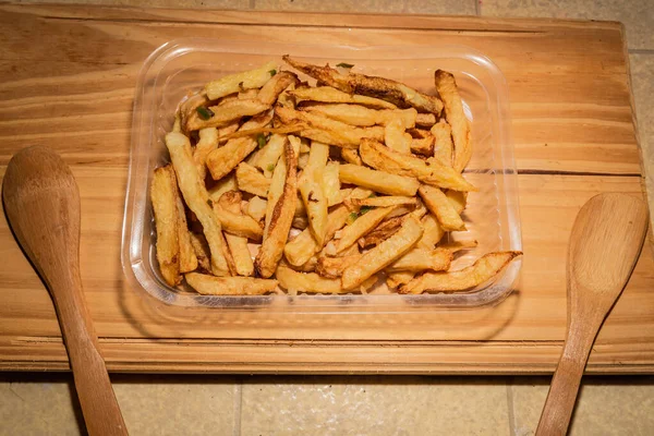 황금색 감자튀김은 플라스틱 쟁반에 음식을 주거나 엄청나게 식욕을 돋우어 지중해 스톡 사진