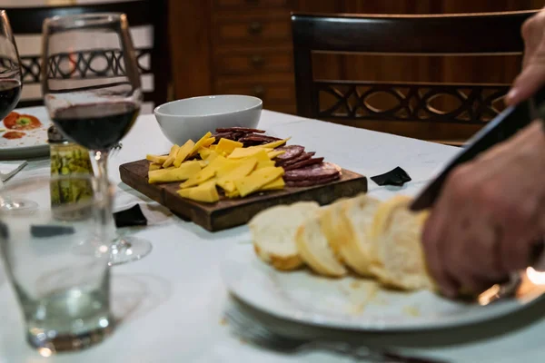 Tafel Met Afwisseling Van Typisch Italiaans Voorgerecht Vleeswaren Mes Een — Stockfoto