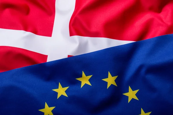 Drapeaux du Danemark et de l'Union européenne. Danemark Drapeau et drapeau de l'UE. Concept de monnaie du drapeau mondial . — Photo