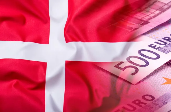 Vlajky Dánsku a Evropské unie. Dánsko vlajka a vlajka Eu. Koncept peníze vlajky světa. — Stock fotografie