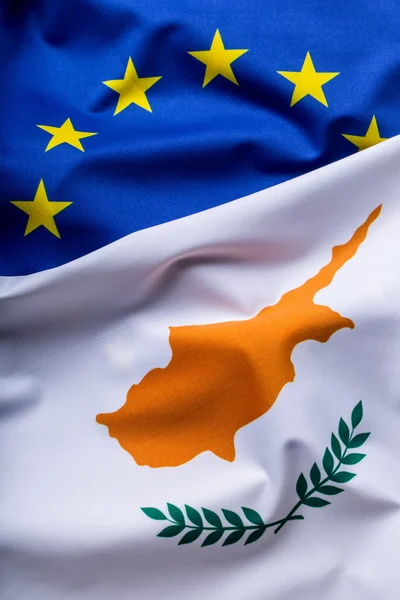 Banderas de Chipre y de la Unión Europea. Bandera de Chipre y bandera de la UE. Bandera del mundo dinero concepto — Foto de Stock