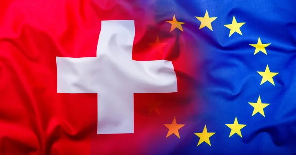 Drapeaux de la Suisse et de l'Union européenne. Suisse Drapeau et drapeau de l'UE. Concept de monnaie du drapeau mondial — Photo