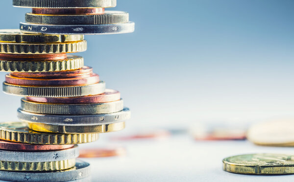 Монеты евро. Евро. Курс евро. Монеты сложены друг на друга в разные позиции. Концепция денег
