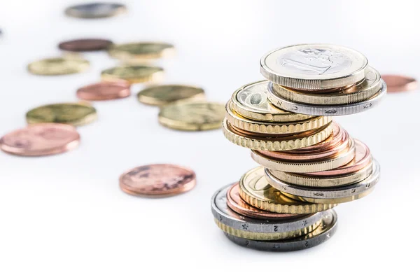 Monedas de euros. Dinero en euros. Monedas apiladas una sobre la otra en diferentes posiciones. Concepto de dinero — Foto de Stock