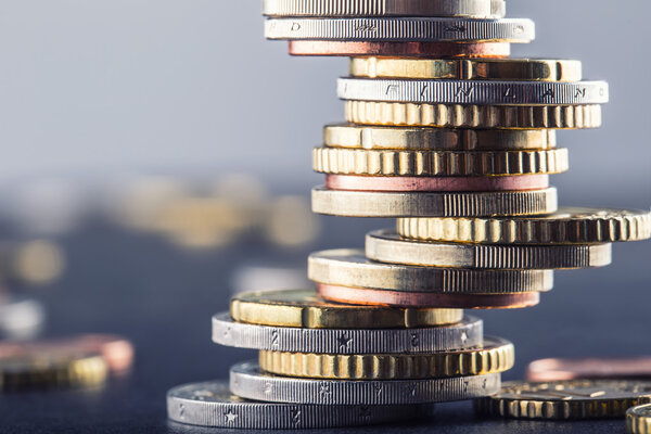 Монеты евро. Евро. Курс евро. Монеты сложены друг на друга в разные позиции. Концепция денег
