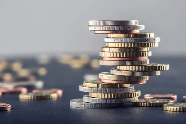 Monedas de euros. Dinero en euros. Monedas apiladas una sobre la otra en diferentes posiciones. Concepto de dinero —  Fotos de Stock