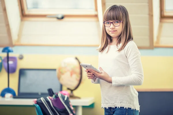 Giovane di bella ragazza pre-adolescente con tablet pc portatile. Tecnologia educativa per adolescenti - adolescenti bambini — Foto Stock