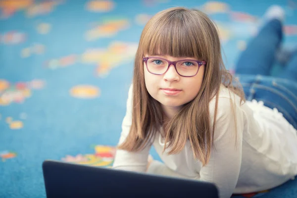 Giovane di bella ragazza pre-adolescente con tablet pc portatile. Tecnologia educativa per adolescenti - adolescenti bambini — Foto Stock