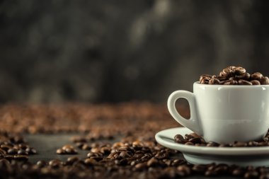 Kahve. Kahve çekirdekleri. Kahve fincanı kahve çekirdekleri tam. Tonlu görüntü