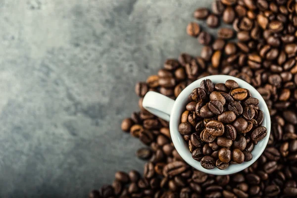 Kahve. Kahve çekirdekleri. Kahve fincanı kahve çekirdekleri tam. Tonlu görüntü — Stok fotoğraf