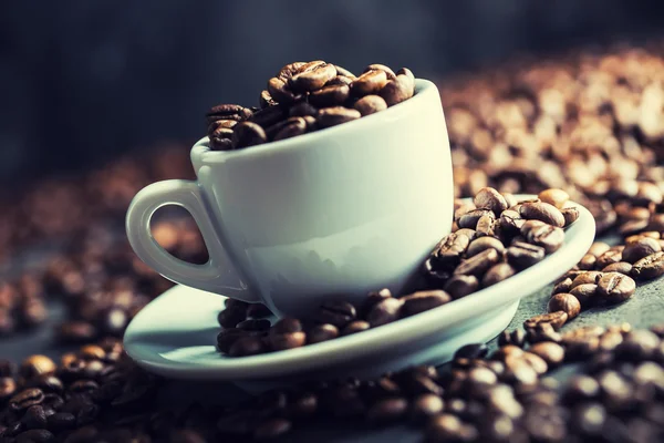 咖啡。咖啡豆和咖啡豆装满咖啡豆的咖啡杯。色调的图像 — 图库照片