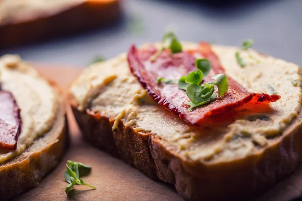 Spreads. Egg spread, grilled bacon, bread young basil leaves, Herb decoration. Ingredients: six eggs, spring onion, yeast, processed cheese, bacon, salt, pepper, various herbs decorations — Stock fotografie