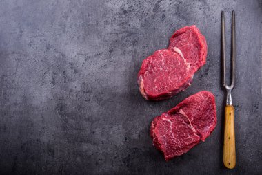 Biftek. Ham sığır eti biftek. O ot - biberiye dekorasyon dilimlenmiş taze çiğ Dana bonfile