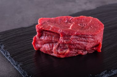 Biftek. Ham sığır eti biftek. O ot - biberiye dekorasyon dilimlenmiş taze çiğ Dana bonfile