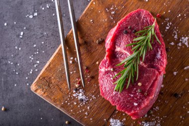 Biftek. Ham sığır eti biftek. O ot - biberiye dekorasyon dilimlenmiş taze çiğ Dana bonfile