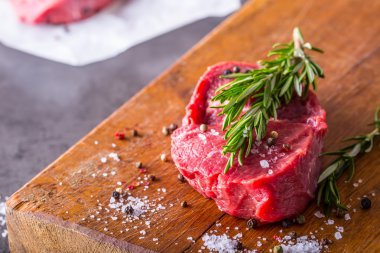 Biftek. Ham sığır eti biftek. O ot - biberiye dekorasyon dilimlenmiş taze çiğ Dana bonfile