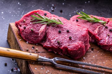 Biftek. Ham sığır eti biftek. O ot - biberiye dekorasyon dilimlenmiş taze çiğ Dana bonfile