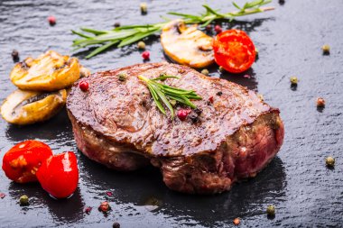 Sığır eti biftek ızgara. Teflon tava ya da eski ahşap tahta kısımları kalın biftek sulu sığır filetosu biftek üzerinde ızgara
