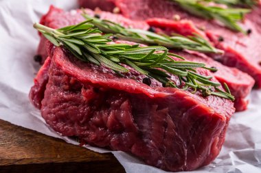 Biftek. Ham sığır eti biftek. O ot - biberiye dekorasyon dilimlenmiş taze çiğ Dana bonfile