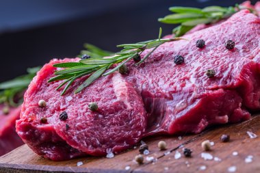 Biftek. Ham sığır eti biftek. O ot - biberiye dekorasyon dilimlenmiş taze çiğ Dana bonfile