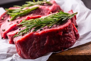 Biftek. Ham sığır eti biftek. O ot - biberiye dekorasyon dilimlenmiş taze çiğ Dana bonfile