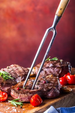 Sığır eti biftek ızgara. Teflon tava ya da eski ahşap tahta kısımları kalın biftek sulu sığır filetosu biftek üzerinde ızgara