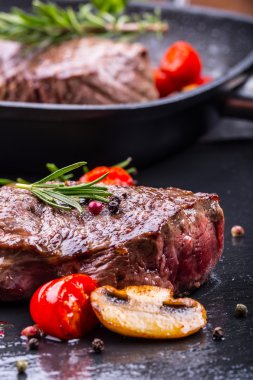 Sığır eti biftek ızgara. Teflon tava ya da eski ahşap tahta kısımları kalın biftek sulu sığır filetosu biftek üzerinde ızgara