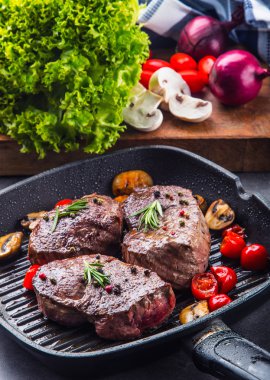Sığır eti biftek ızgara. Teflon tava ya da eski ahşap tahta kısımları kalın biftek sulu sığır filetosu biftek üzerinde ızgara