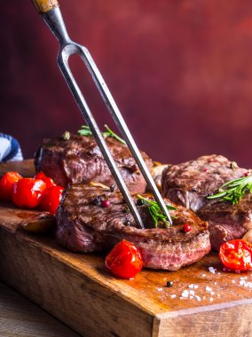 Sığır eti biftek ızgara. Teflon tava ya da eski ahşap tahta kısımları kalın biftek sulu sığır filetosu biftek üzerinde ızgara