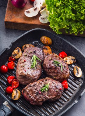 Sığır eti biftek ızgara. Teflon tava ya da eski ahşap tahta kısımları kalın biftek sulu sığır filetosu biftek üzerinde ızgara