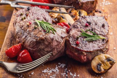 Sığır eti biftek ızgara. Teflon tava ya da eski ahşap tahta kısımları kalın biftek sulu sığır filetosu biftek üzerinde ızgara