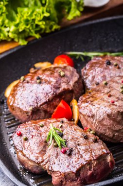 Sığır eti biftek ızgara. Teflon tava ya da eski ahşap tahta kısımları kalın biftek sulu sığır filetosu biftek üzerinde ızgara